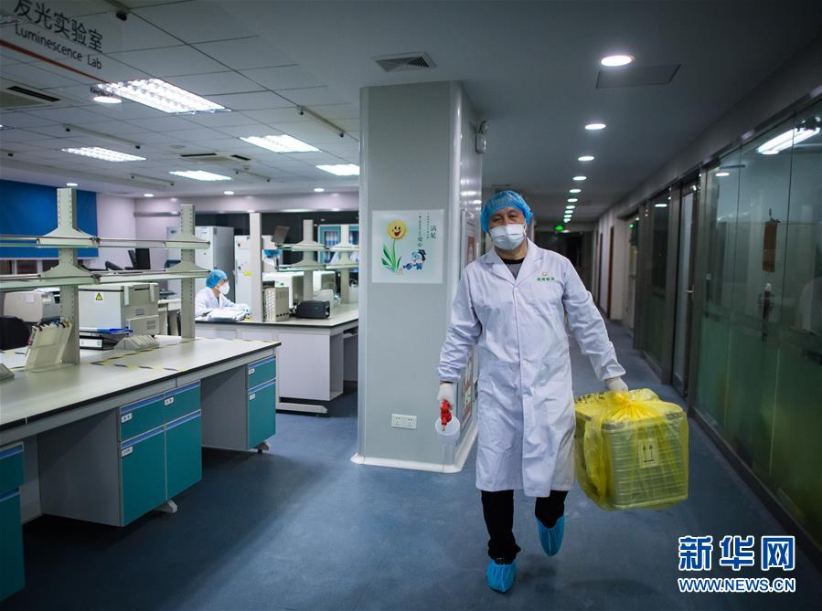 류썬보(오른쪽)가 수거한 바이러스 샘플을 실험실로 운반하고 있다. [2월 24일 촬영/사진 출처: 신화망]