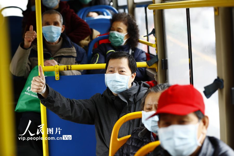 2월 27일 촬영한 훠선산병원 신규 퇴원자들 [사진 출처: 인민포토]