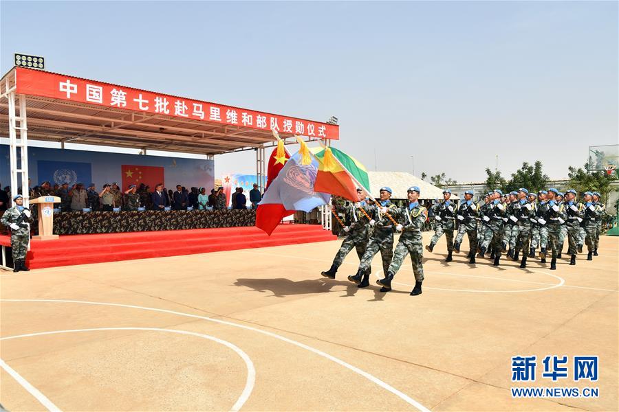 말리 가오에 있는 중국 평화유지군 경호분대 주둔지에서 열린 수여식 현장에서 열병대가 사열 받고 있다. [2월 25일 촬영/사진 출처: 신화망]