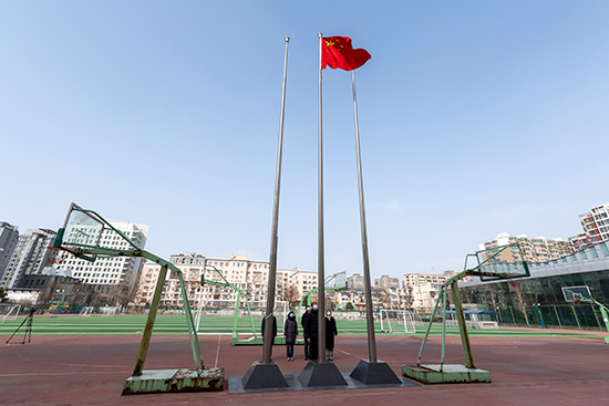베이징 후이원중고등학교 체육관, 교장 선생님을 주축으로 국기 게양식을 영상으로 촬영하고 있다. [사진 출처: 인민망/촬영: 웡치위(翁奇羽) 기자]