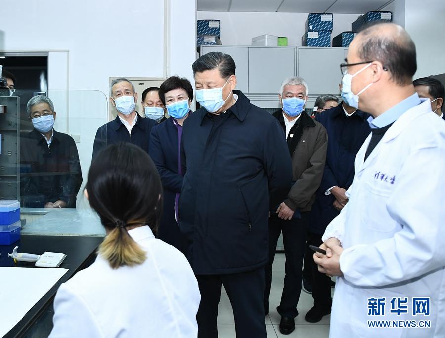 시진핑 주석은 칭화(淸華)대학교 의학원 글로벌건강전염병 연구센터에서 연구원들과 담소를 나누었다. [사진 출처: 신화망]
