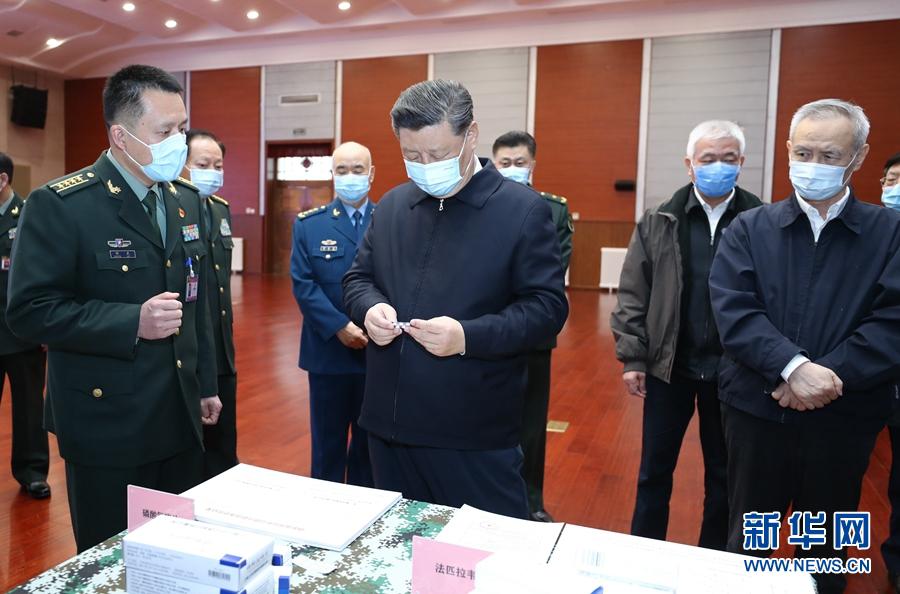 시진핑 주석은 군사병원 연구원에서 게시판과 실물을 통해 백신과 항체 연구제조, 약물 선별, 바이러스 연구, 키트 연구 등 상황을 이해했다. [사진 출처: 신화망]