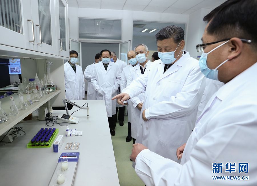 시진핑 주석은 군사병원 연구원에서 게시판과 실물을 통해 백신과 항체 연구제조, 약물 선별, 바이러스 연구, 키트 연구 등 상황을 이해했다. [사진 출처: 신화망]