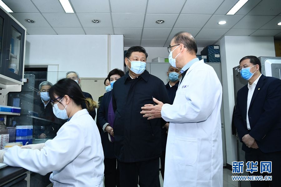 시진핑 주석은 칭화대학교 의학원 글로벌건강전염병 연구센터에서 전문가들로부터 자세한 연구 상황을 파악했다. [사진 출처: 신화망]