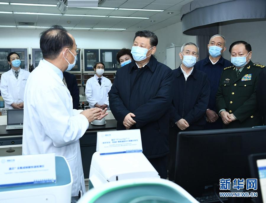 시진핑 주석은 칭화대학교 의학원 생물의학 진단기술과 키트 베이징실험실에서 전문가들에게 자세한 연구 상황을 들었다. [사진 출처: 신화망]