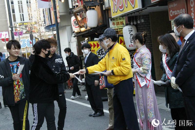 재일중국기업협회 왕자쉰 회장이 도쿄 거리에서 일본 국민에게 마스크를 무료로 나눠주고 있다. [2월 24일 촬영/사진 출처: 인민망]