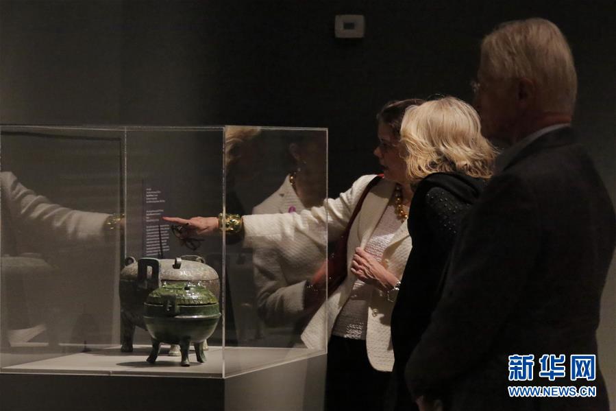 사람들이 미국 휴스턴에서 중국 고대 청동예기 전람회 예비 전시회에서 관람하고 있다. [2월 26일 촬영/사진 출처: 신화망]