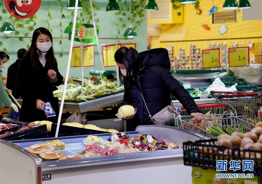 고객이 상하이 슈퍼에서 과일을 구매하고 있다. [3월 1일 촬영/사진 출차: 신화망] 