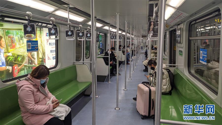 상하이 지하철 창가에 방역 등록 큐알 코드가 붙어 있다. [2월 28일 촬영/사진 출처: 신화망]