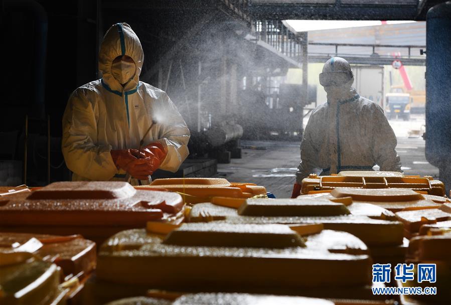 우한 칭산구 윈펑 기업 직원들이 의료 폐기물 상자를 소독하고 있다. [3월 4일 촬영/사진 출처: 신화망]