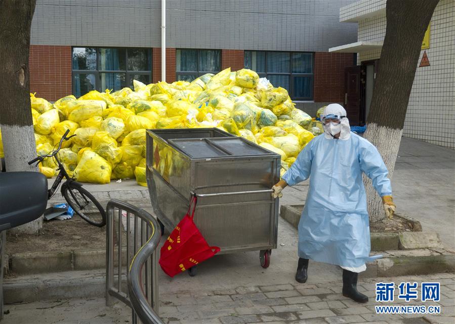 우한시 셰허(協和)병원 서원(西院), 직원들이 의료 쓰레기를 운반하고 있다. [3월 4일 촬영/사진 출처: 신화망]