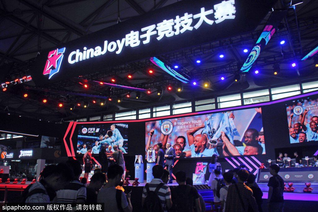 상하이 ChinaJoy 전시관 e스포츠 무대와 전시구역 게이머들의 인기가 엄청 높아 대형 스크린을 통한 경기 장면이 인기를 끌었다. [2018년 8월 6일 촬영/사진 출처: Sipaphoto]