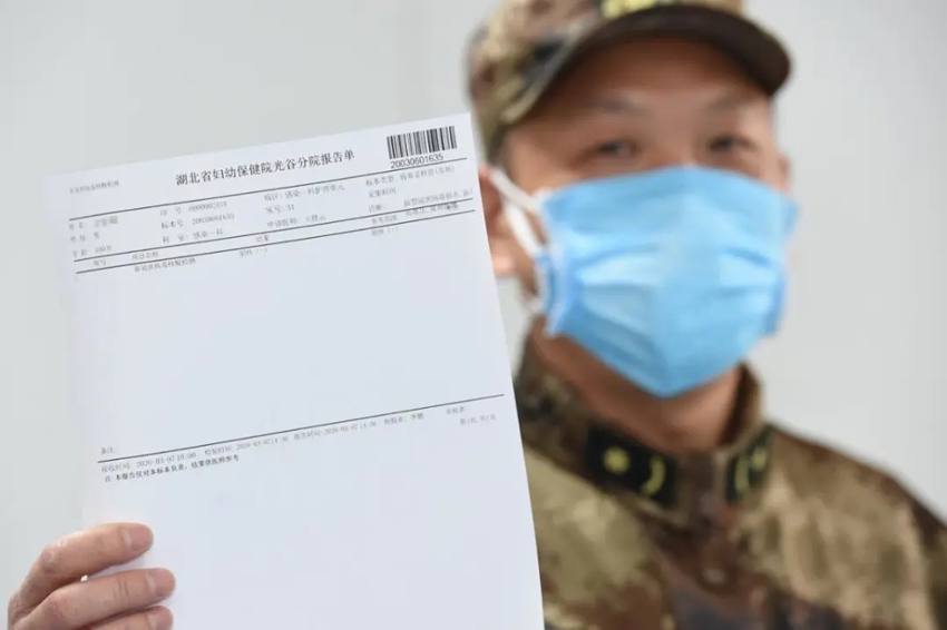 의료진이 기자에게 노인의 코로나19 핵산 검사 음성 보고서를 보여주고 있다. [사진 출처: CNR]