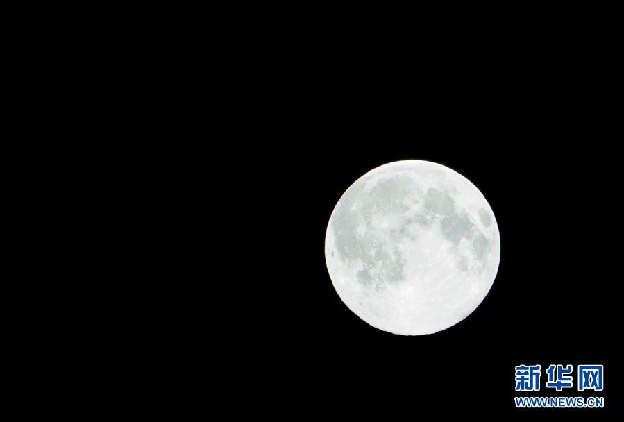 3월 10일 새벽 베이징에서 촬영한 보름달 [사진 출처: 신화망]