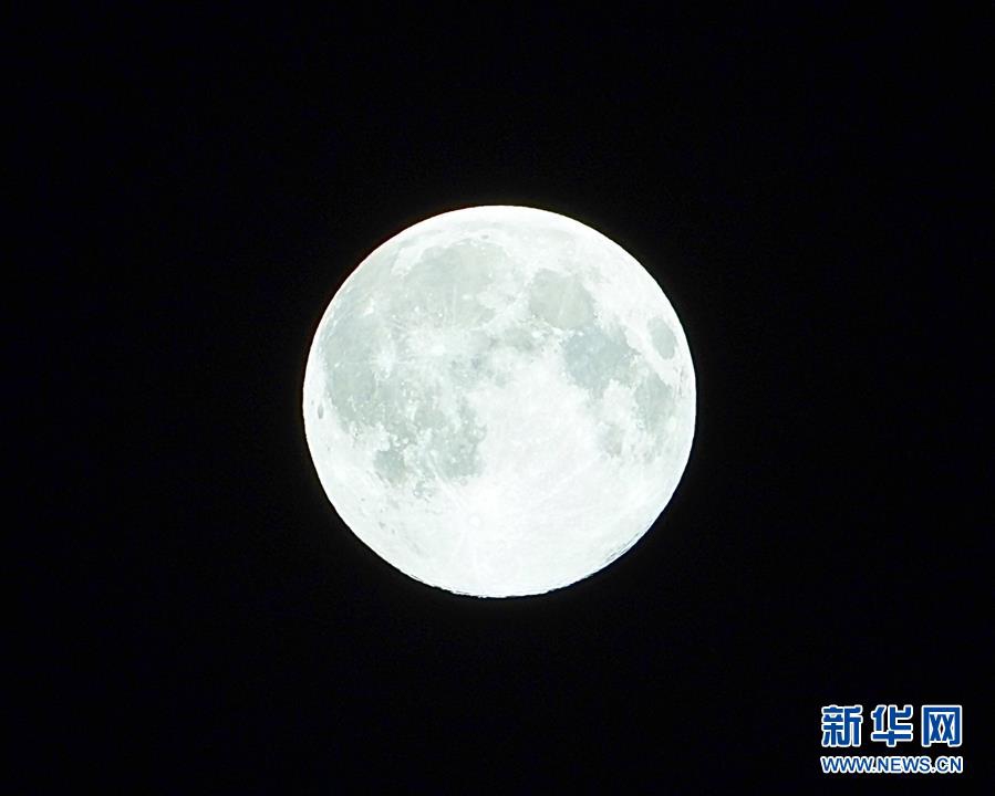 3월 10일 새벽 베이징에서 촬영한 보름달 [사진 출처: 신화망]