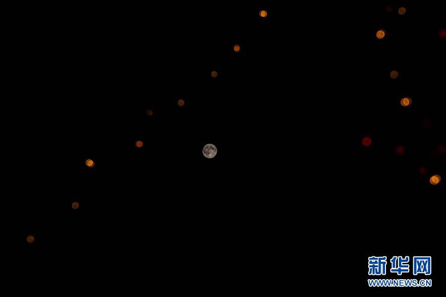 3월 10일 새벽 네이멍구자치구 어얼둬스시 준거얼기 쉐자완진에서 촬영한 보름달 [사진 출처: 신화망]