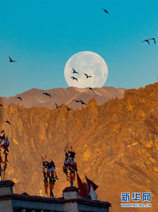 라싸시에서 촬영한 보름달 [사진 출처: 신화망]