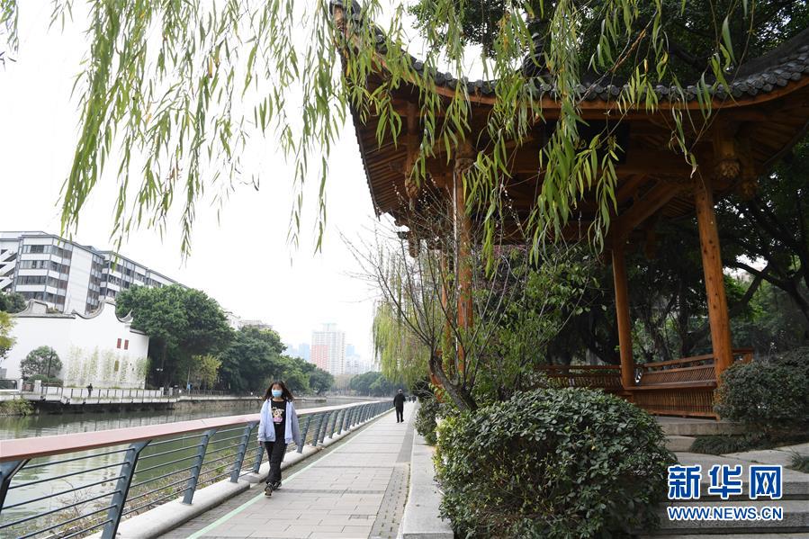 시민이 옛 특색을 간직한 푸저우 진안허(晉安河)공원 안을 산책하고 있다. 푸저우 진안허공원은 양안의 고조 고택을 보존한 채로 민파(閩派) 모조 건축물을 새로 지었다. [3월 6일 촬영/사진 출처: 신화망]