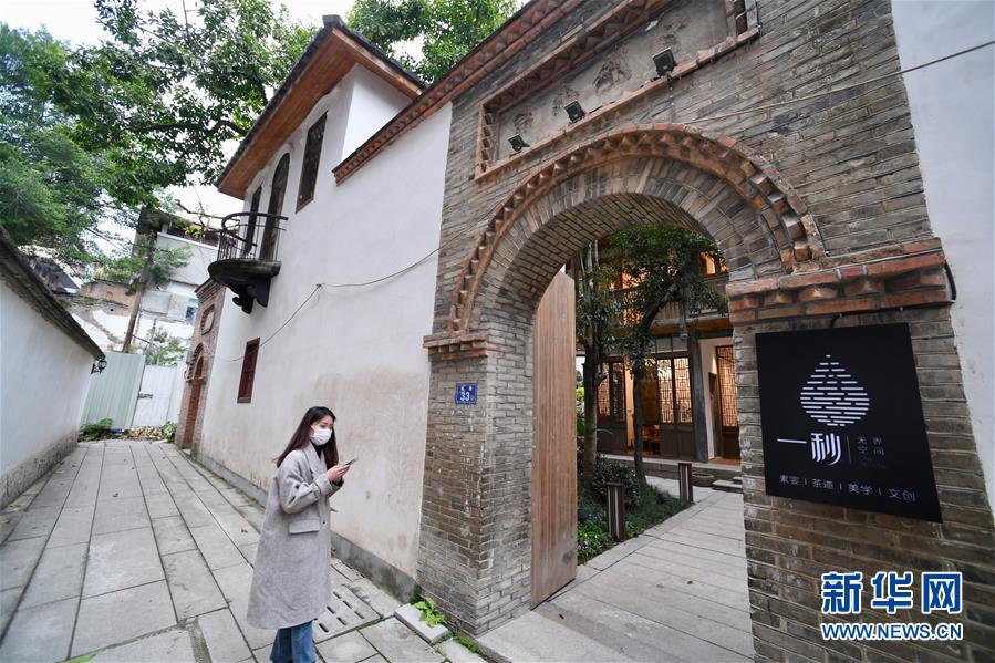 푸저우 아오펑팡 역사문화 거리. 한 여성이 고조 건축물을 활용한 문화창작예술 공간에 들어섰다.  [3월 5일 촬영/사진 출처: 신화망]