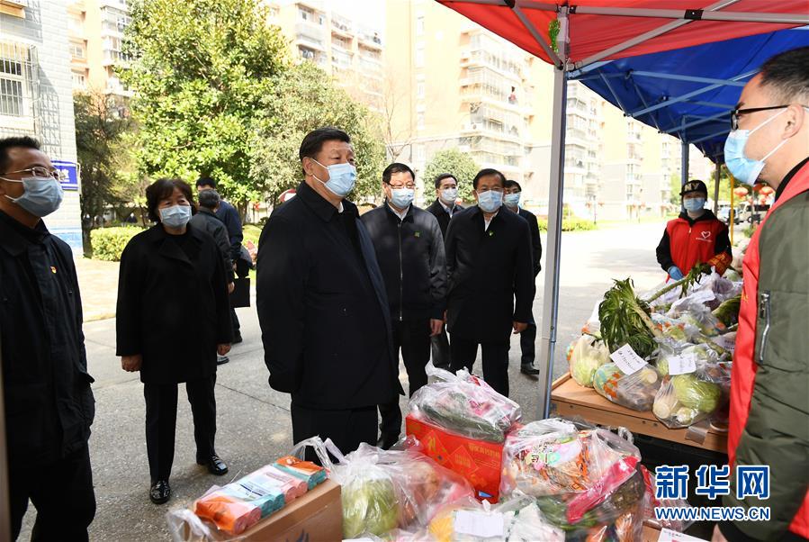시진핑 주석은 둥후신청(東湖新城) 주택단지 생필품 배송지에서 해당 지역 생필품 구매와 공급 상황을 자세하게 파악했다. [사진 출처: 신화망]