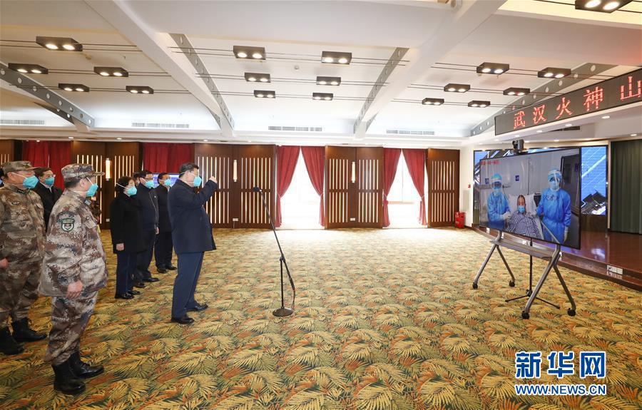 시진핑 주석은 훠선산(火神山)병원 지휘센터에서 감염내과 병동 측과 영상으로 연결해 환자 및 의료진들과 대화를 나누었다. [사진 출처: 신화망]