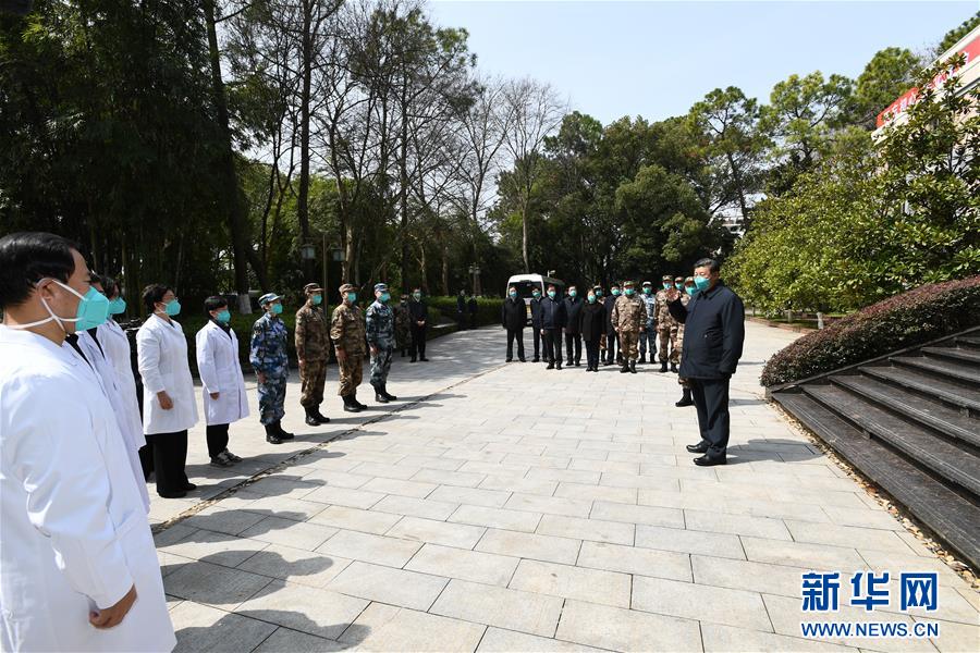 시진핑 주석은 훠선산병원 사무빌딩 밖 광장에서 후베이성, 군대, 외지 지원 의료진 대표를 만나 위로와 진심 어린 감사를 전했다. [사진 출처: 신화망]