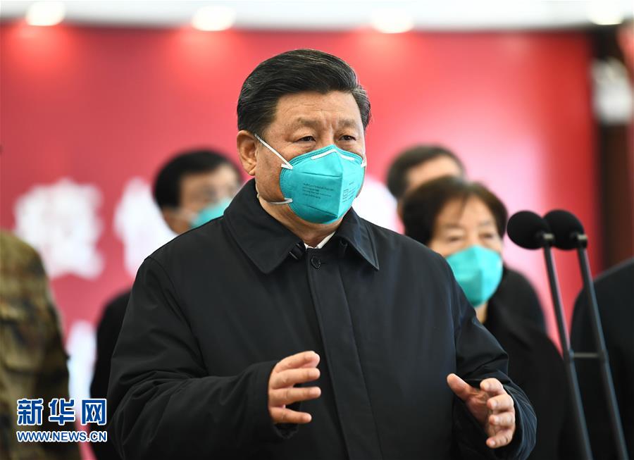 시진핑 주석은 훠선산병원 지휘센터에서 감염내과 병동 측과 영상으로 연결해 환자 및 의료진들과 대화를 나누었다. [사진 출처: 신화망]