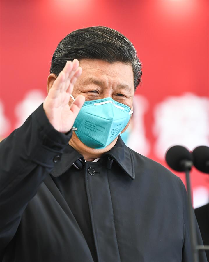 시진핑 주석은 훠선산병원 지휘센터에서 감염내과 병동 측과 영상으로 연결해 환자 및 의료진들과 대화를 나누었다. [사진 출처: 신화망]