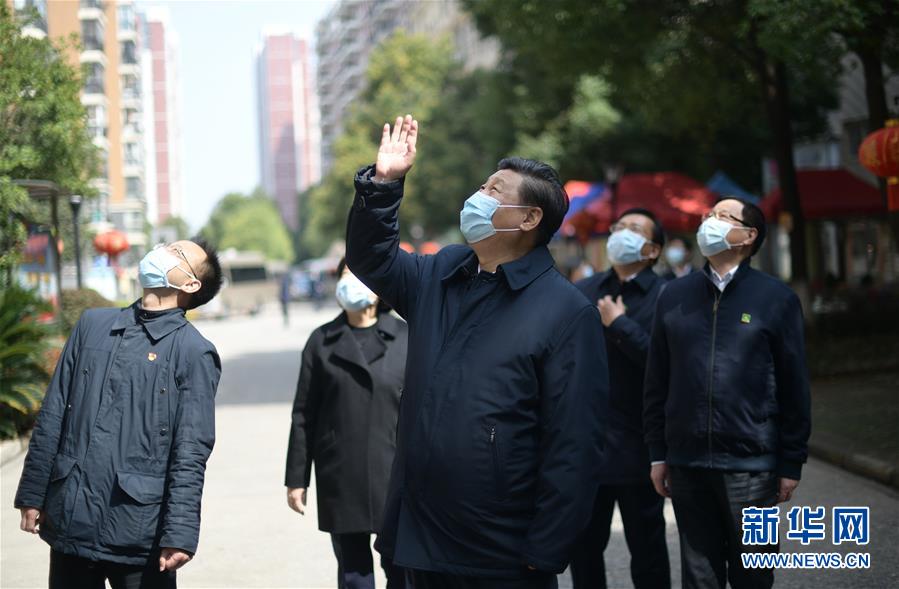 시진핑 주석은 둥후신청 주택단지를 시찰하며 자가격리 중인 주민들에게 손을 흔들며 위로했다. [사진 출처: 신화망]