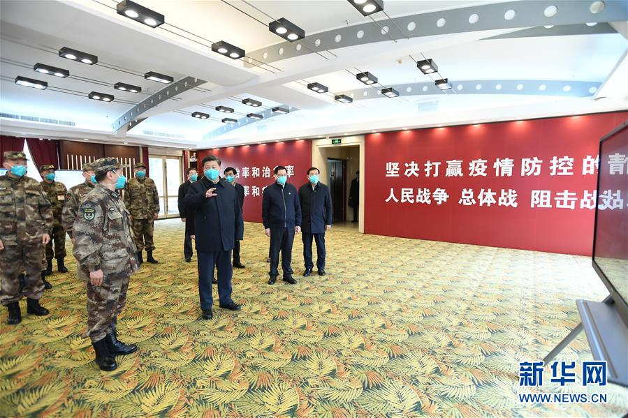 시진핑 주석은 훠선산병원 지휘센터에서 병원 운영, 환자 치료, 의료진 보호조치, 과학연구 상황 보고를 들었다. [사진 출처: 신화망]