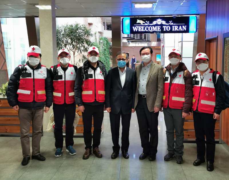 2020년 2월 29일 새벽, 중국 적십자사 전문가팀 일행 5명이 중국이 이란에 지원하는 일부 의료 물자와 함께 이란 수도 테헤란에 도착했다. [사진 출처: 주이란 중국대사관]