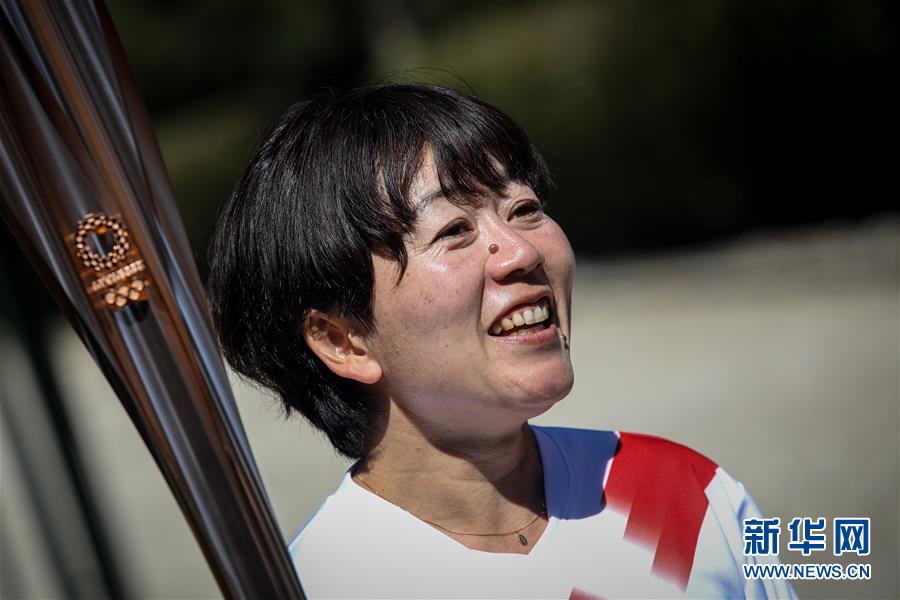 두 번째 봉송자이자 2004년 아테네 올림픽 마라톤 금메달리스트 노구치 미즈키 일본 선수가 성화를 선보이고 있다. [3월 12일 촬영/사진 출처: 신화망]