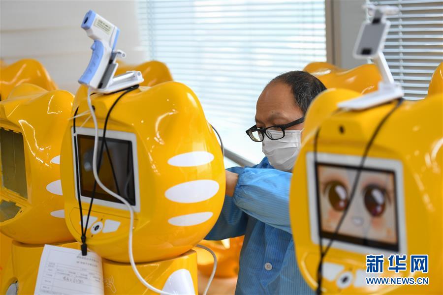 창사시 카이푸구 로봇 회사 엔지니어가 아침 건강검진 방역 로봇을 조립하고 있다. [3월 11일 촬영/사진 출처: 신화망]