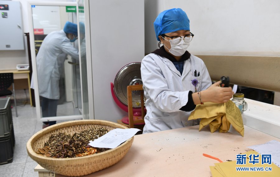 2월 21일 안후이중의약대학 제1부속병원 중약방에서 약제사가 처방에 따라 약을 포장하고 있다. [사진 출처: 신화망/촬영: 장다강(張大崗)]