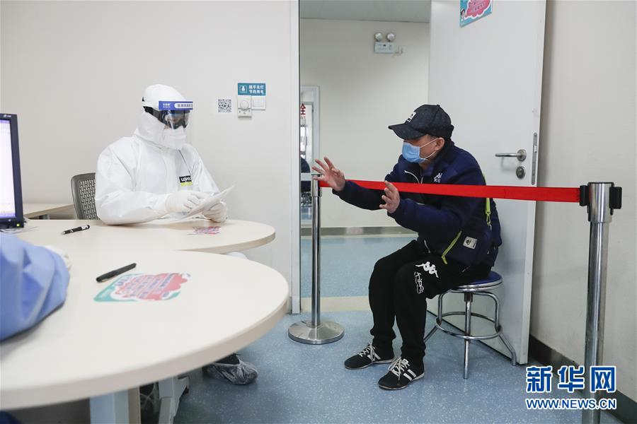 3월 16일 장샤오핑(章小平) 비뇨기과 주임이 환자에게 진단하고 있다. [사진 출처: 신화망]