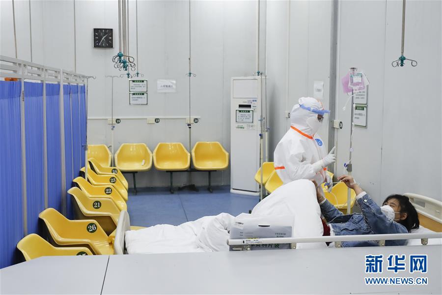 3월 15일 후베이(湖北)성 중의원 화위안산(花園山) 원구, 응급실에서 정맥주사를 받고 있는 환자 [사진 출처: 신화망]