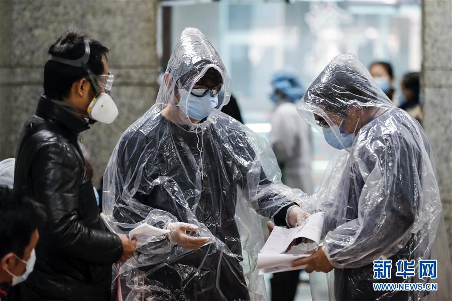 3월 16일 우한대학 인민병원에서 검사를 대기 중인 환자와 가족 [사진 출처: 신화망]
