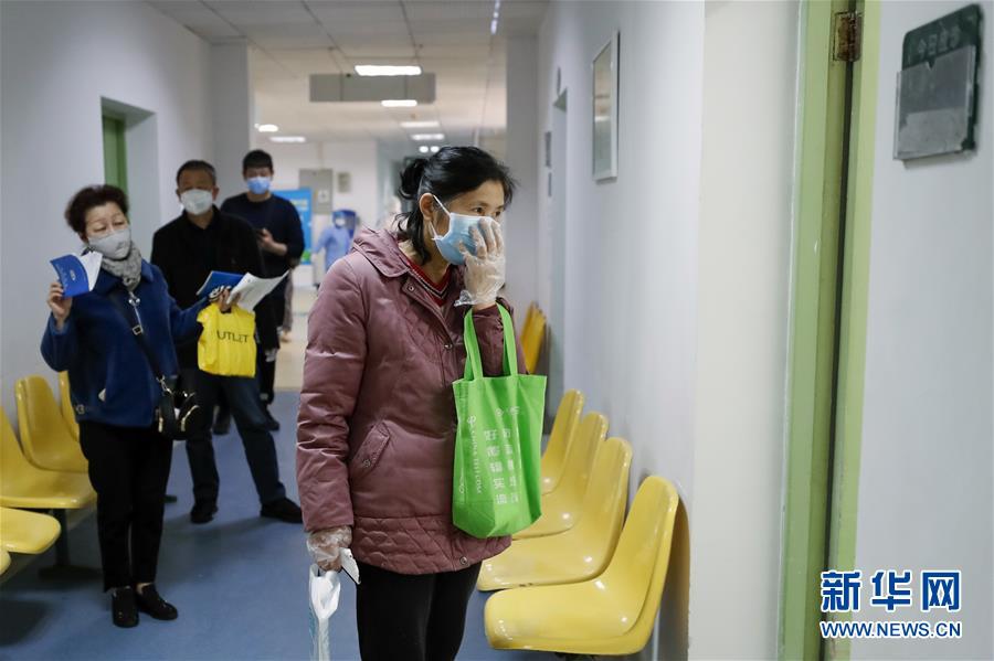 3월 15일 진료를 받기 위해 환자들은 진료실 밖에서 줄서고 있다. [사진 출처: 신화망]