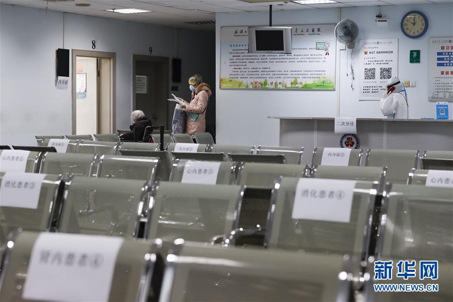 내분비과 진료실 밖에서 기다리고 있는 환자들 [사진 출처: 신화망]