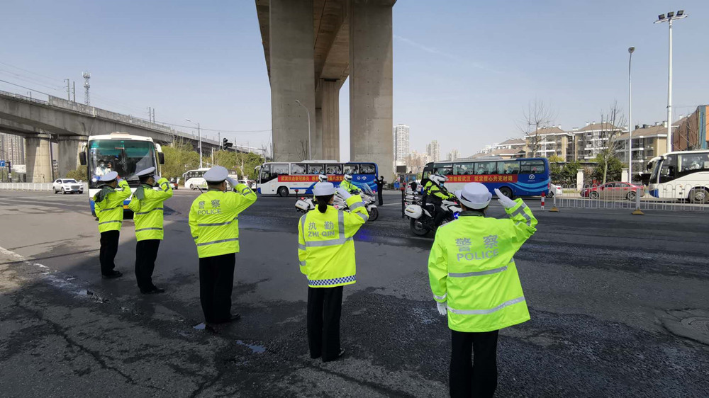 우한 교통경찰들이 최고의 예우로 의료진 배웅에 나섰다. [사진 출처: 인민망]