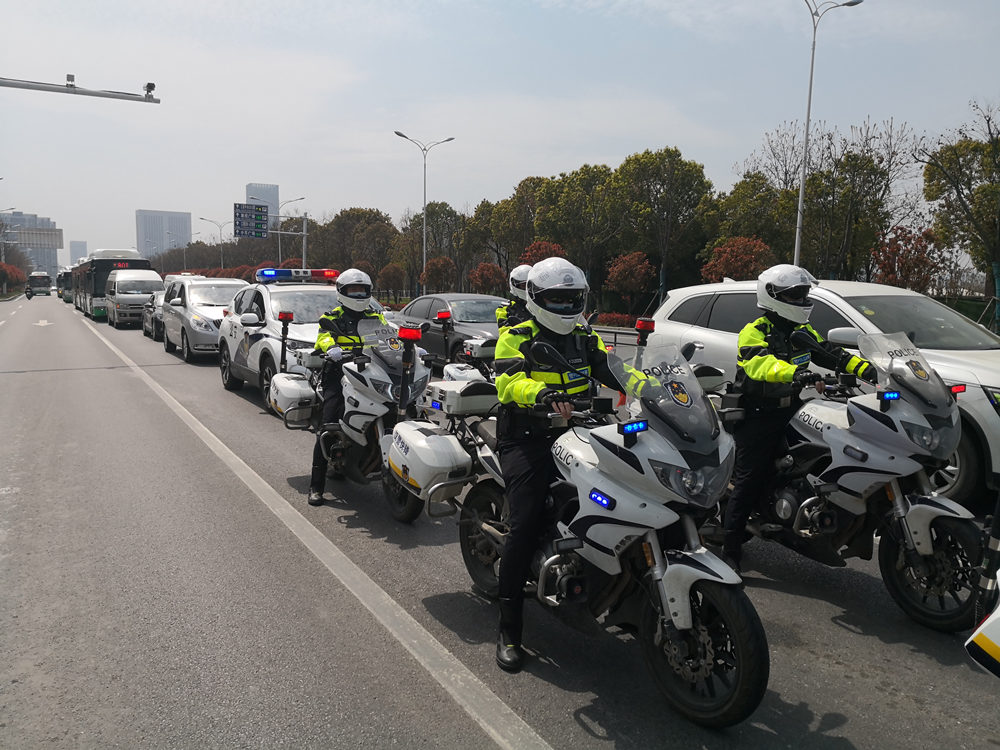 우한 교통경찰들이 최고의 예우로 의료진 배웅에 나섰다. [사진 출처: 인민망]