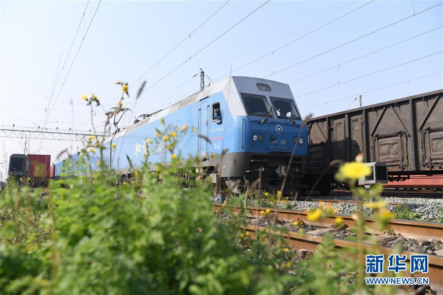 대외무역 화물을 실은 중국-유럽 화물열차가 충칭 싱룽(興隆)장 조차장에서 출발을 기다리고 있다. [3월 18일 촬영/사진 출처: 신화망]