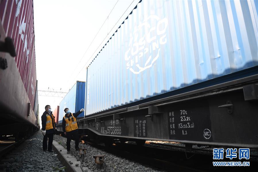 화물 검사원들이 출발 준비를 마친 중국-유럽 화물열차를 검사하고 있다. [3월 18일 촬영/사진 출처: 신화망]
