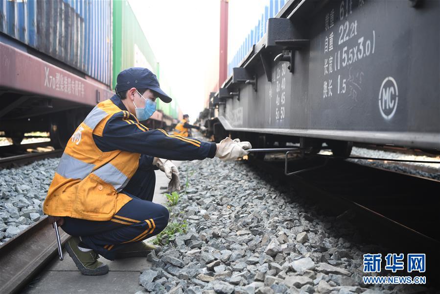 화물 검사원이 출발 준비를 마친 중국-유럽 화물열차를 검사하고 있다. [3월 18일 촬영/사진 출처: 신화망]