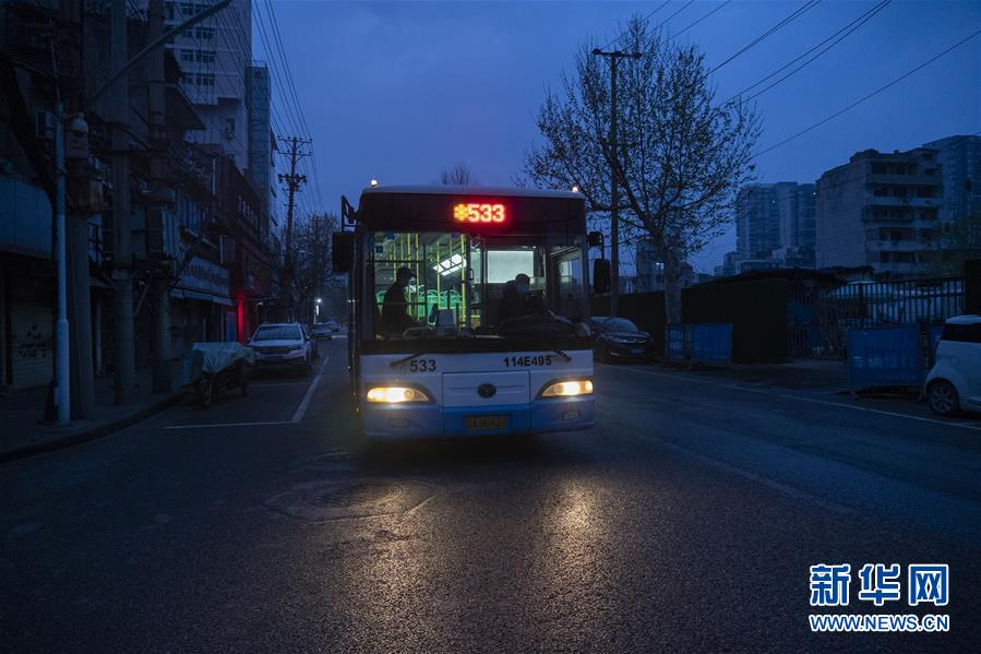 우한 장한(江漢)구 첸진1로(前進1路) 류두차오(六渡橋)역 근처, 첫 출발하는 533번 버스가 도로를 달리고 있다. [3월 25일 촬영/사진 출처: 신화망]