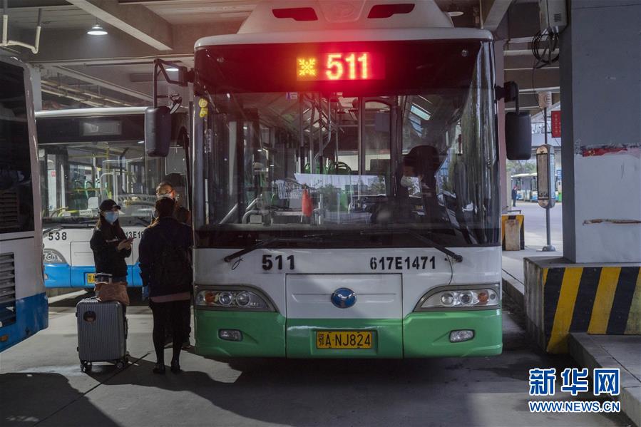우한 우창기차역종합체역에서 승객들이 511번 버스를 탈 준비를 하고 있다. [3월 25일 촬영/사진 출처: 신화망]