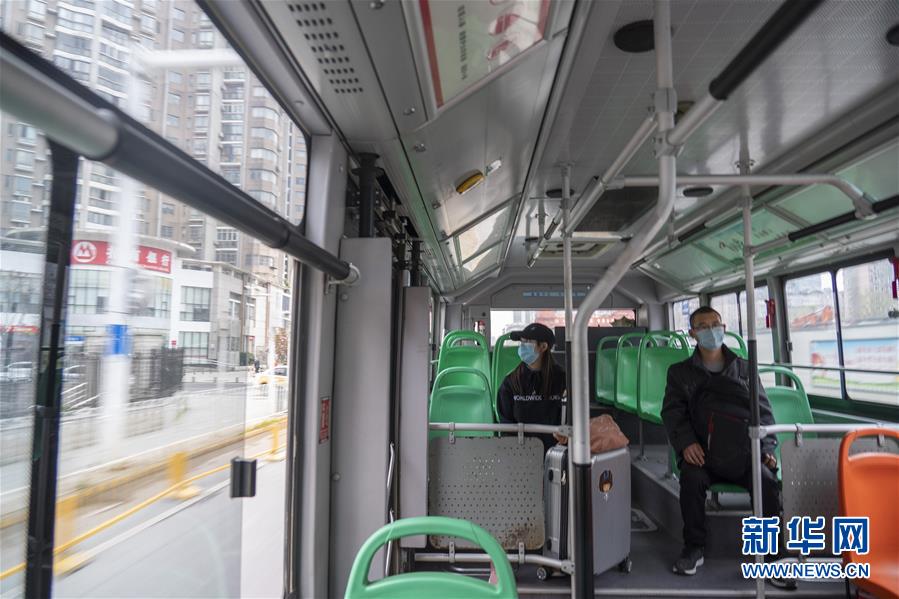 승객들이 511번 버스에 타고 있다. [3월 25일 촬영/사진 출처: 신화망]