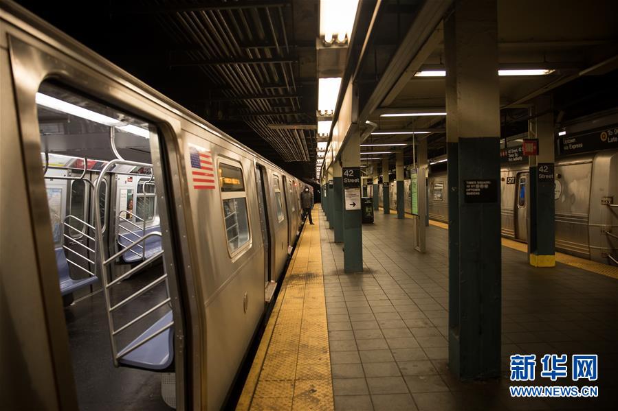 미국 뉴욕 맨해튼 타임스퀘어 광장 지하철역에서 한 승객이 비어 있는 차량에서 내리고 있다. [사진 출처: 신화망/3월 26일 촬영: 궈커(郭克)]