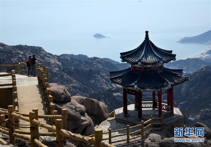 관광객이 라오산산 최고봉에서 바다를 바라보고 있다. [3월 24일 촬영/사진 출처: 신화망]