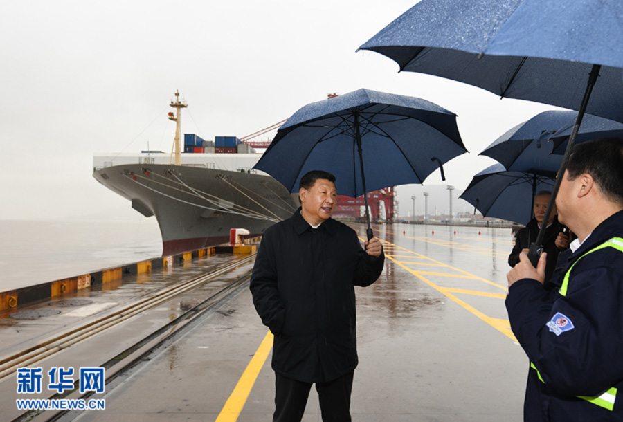 시진핑 주석이 닝보 저우산항 촨산항구 구역 부두에서 항구 업무 재개 상황을 살펴보고 있다. [사진 출처: 신화망]